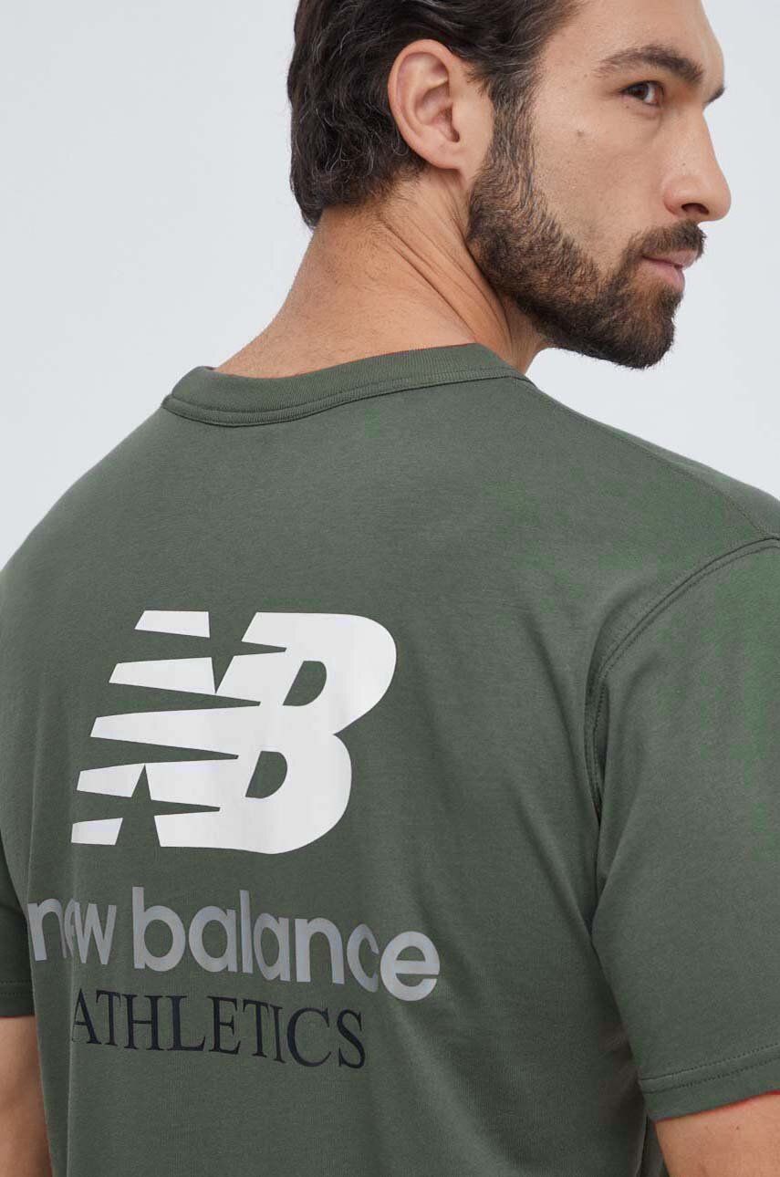 Levně Bavlněné tričko New Balance zelená barva, s potiskem