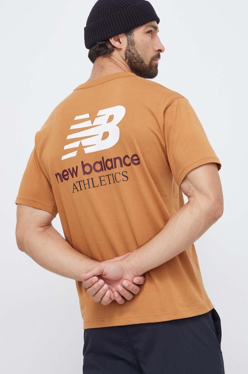 Levně Bavlněné tričko New Balance hnědá barva, s potiskem