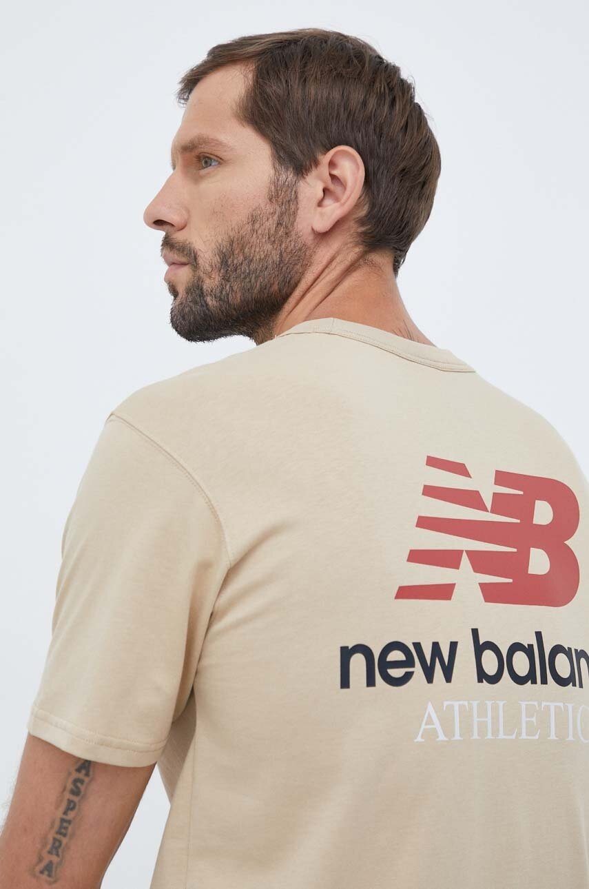 Levně Bavlněné tričko New Balance béžová barva