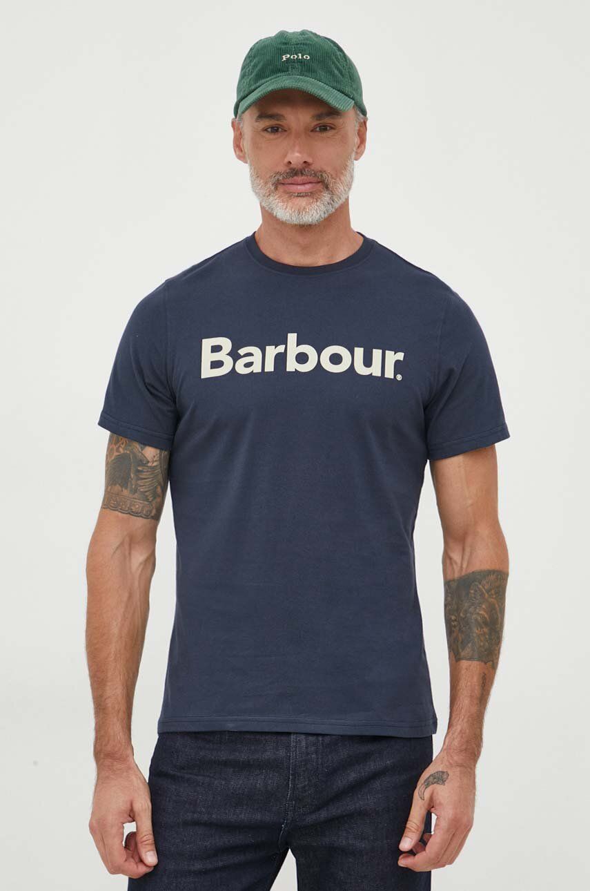 Levně Bavlněné tričko Barbour tmavomodrá barva, s potiskem