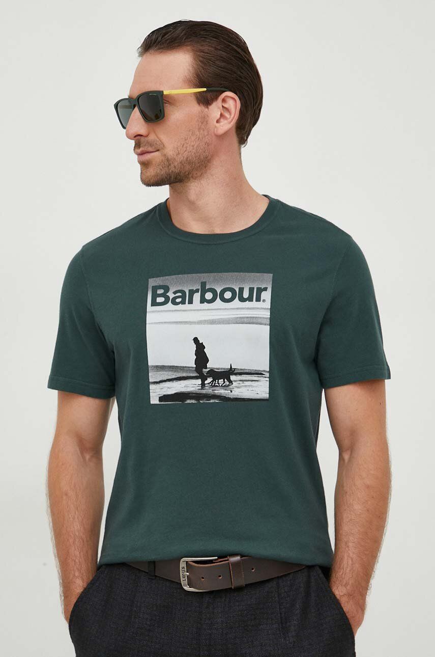 Bavlněné tričko Barbour zelená barva, s potiskem - zelená - 100 % Bavlna