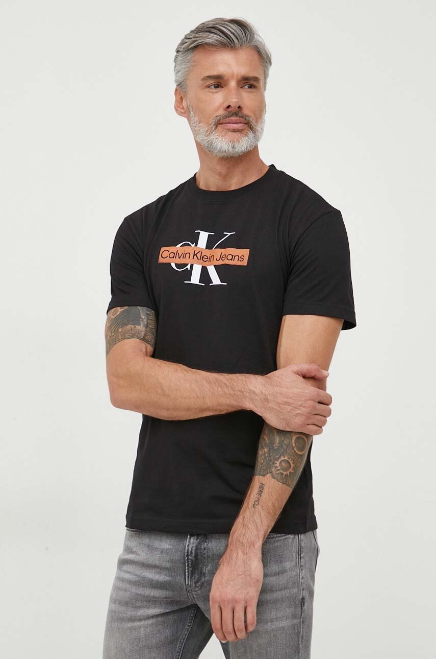 

Памучна тениска Calvin Klein Jeans в черно с принт, Черен