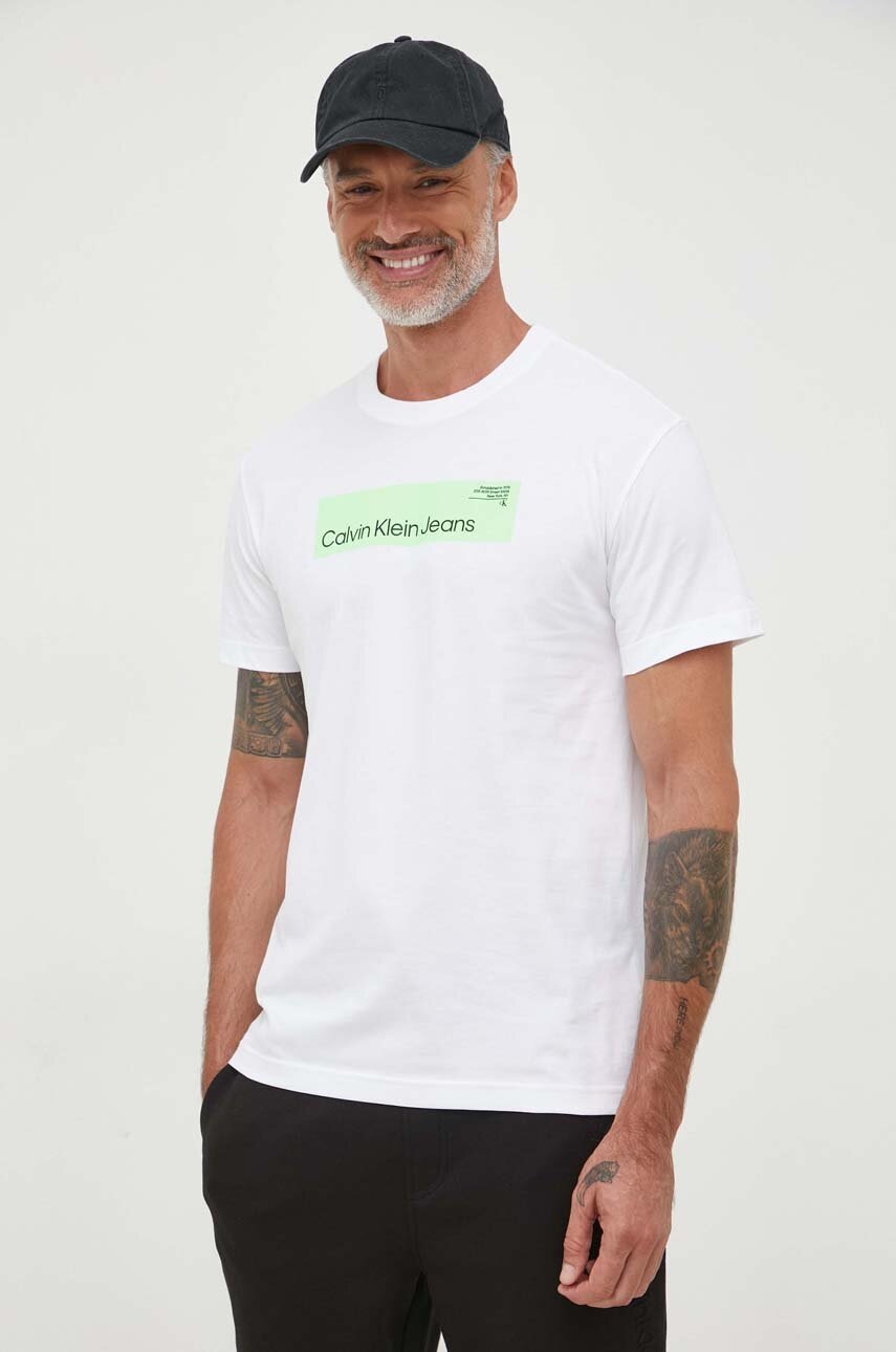 

Памучна тениска Calvin Klein Jeans в бяло с принт, Бял