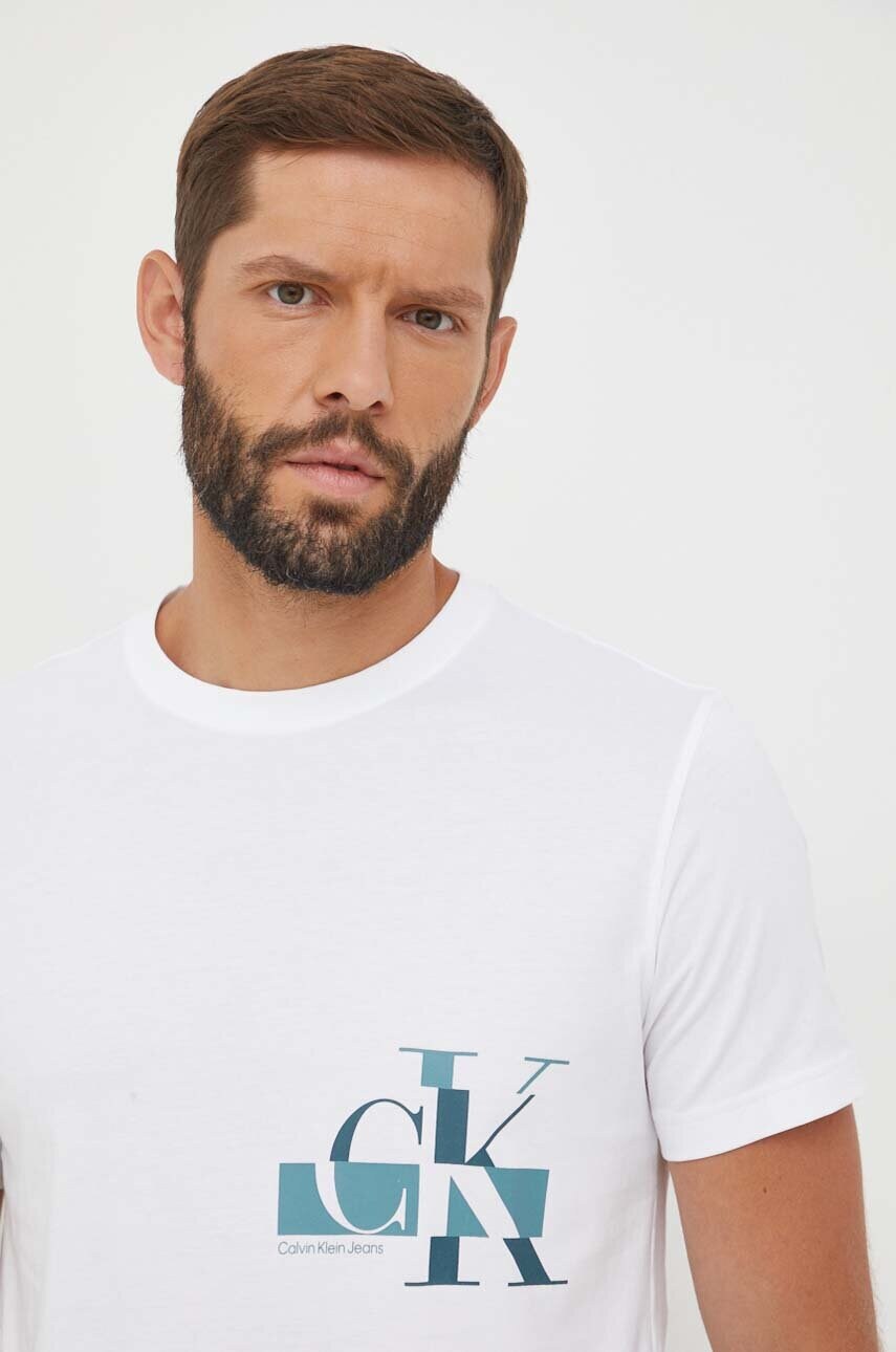 

Памучна тениска Calvin Klein Jeans в бяло с принт, Бял