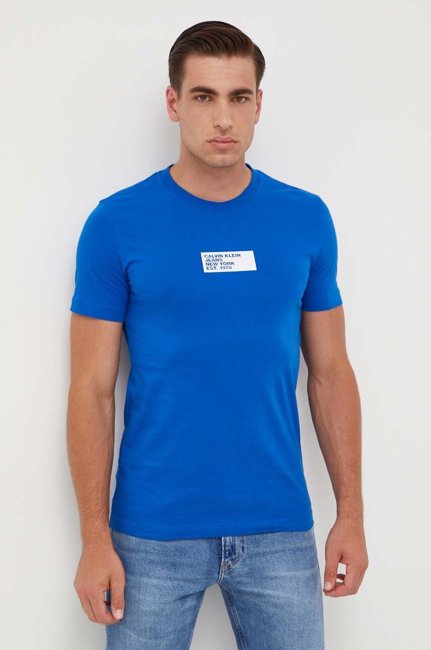 

Памучна тениска Calvin Klein Jeans в синьо с принт, Син