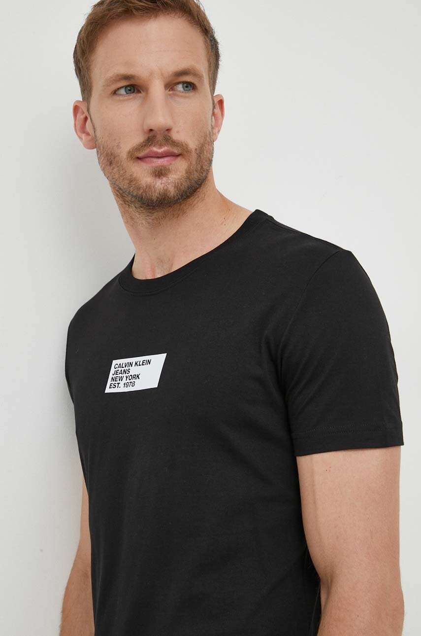 

Памучна тениска Calvin Klein Jeans в черно с принт, Черен