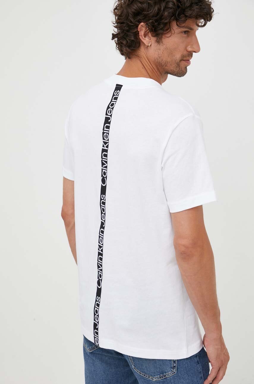 

Памучна тениска Calvin Klein Jeans в бяло с апликация, Бял