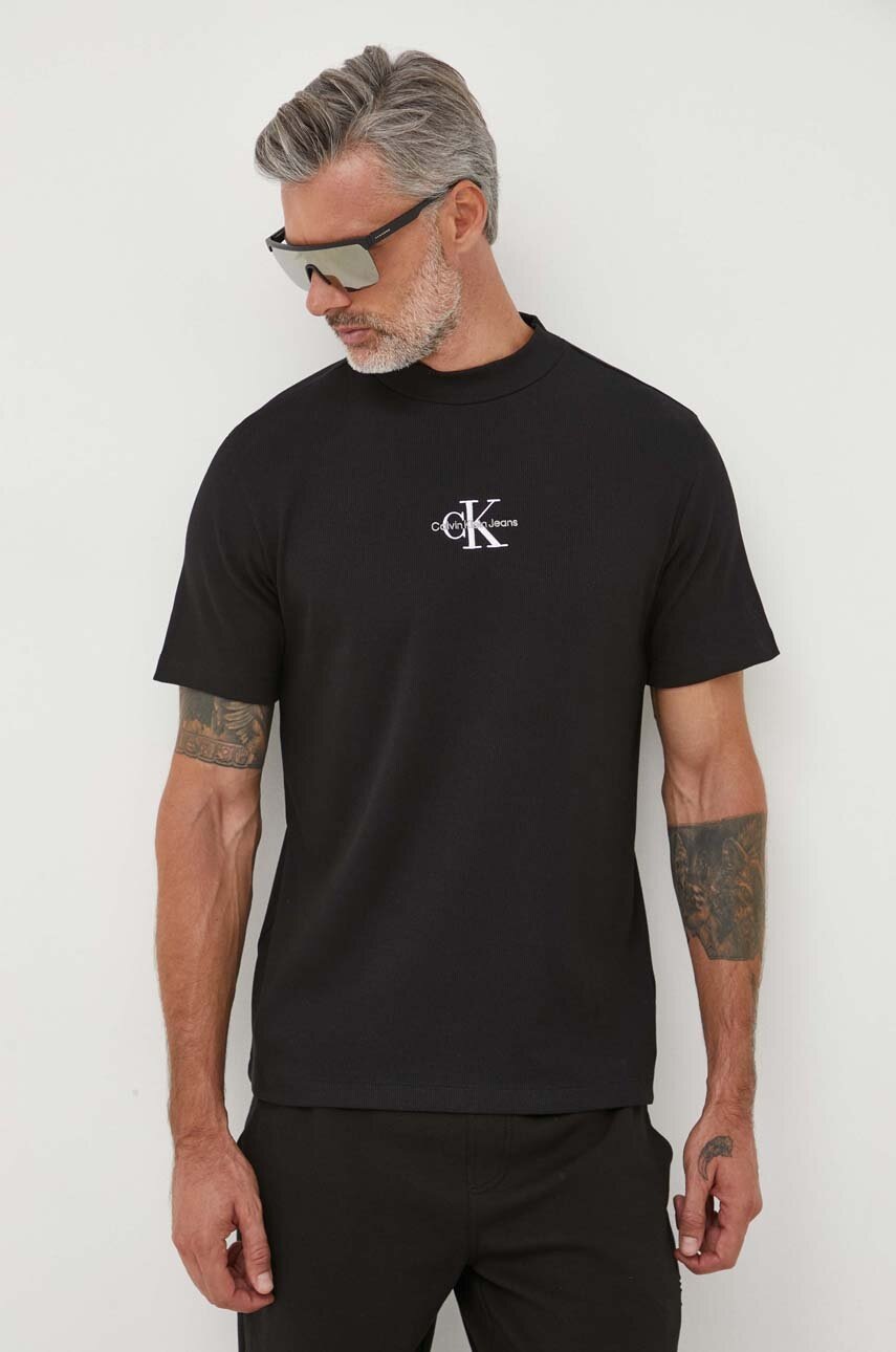 

Тениска Calvin Klein Jeans в черно с апликация, Черен