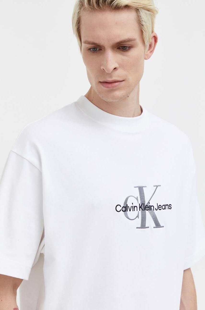 

Памучна тениска Calvin Klein Jeans в бяло с апликация, Бял
