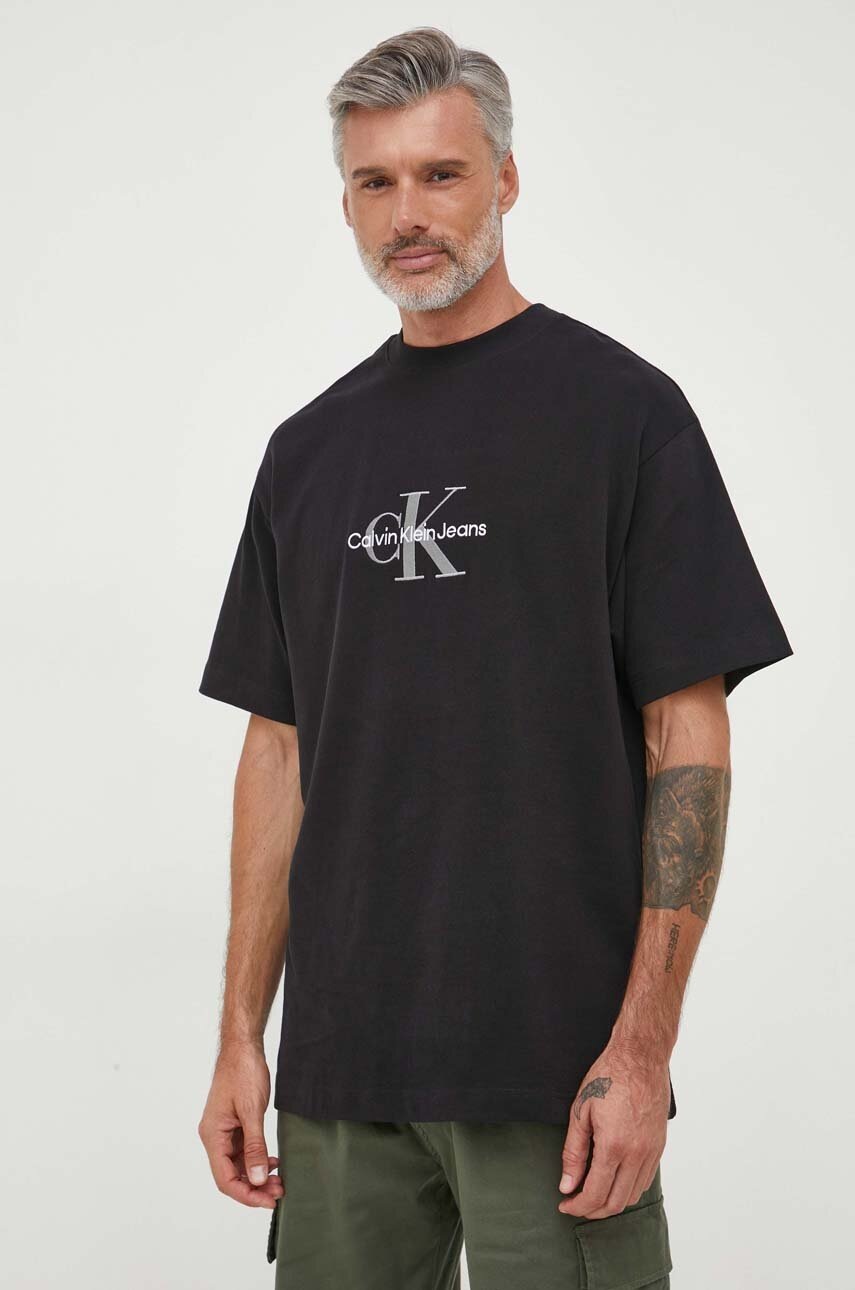 

Памучна тениска Calvin Klein Jeans в черно с апликация, Черен