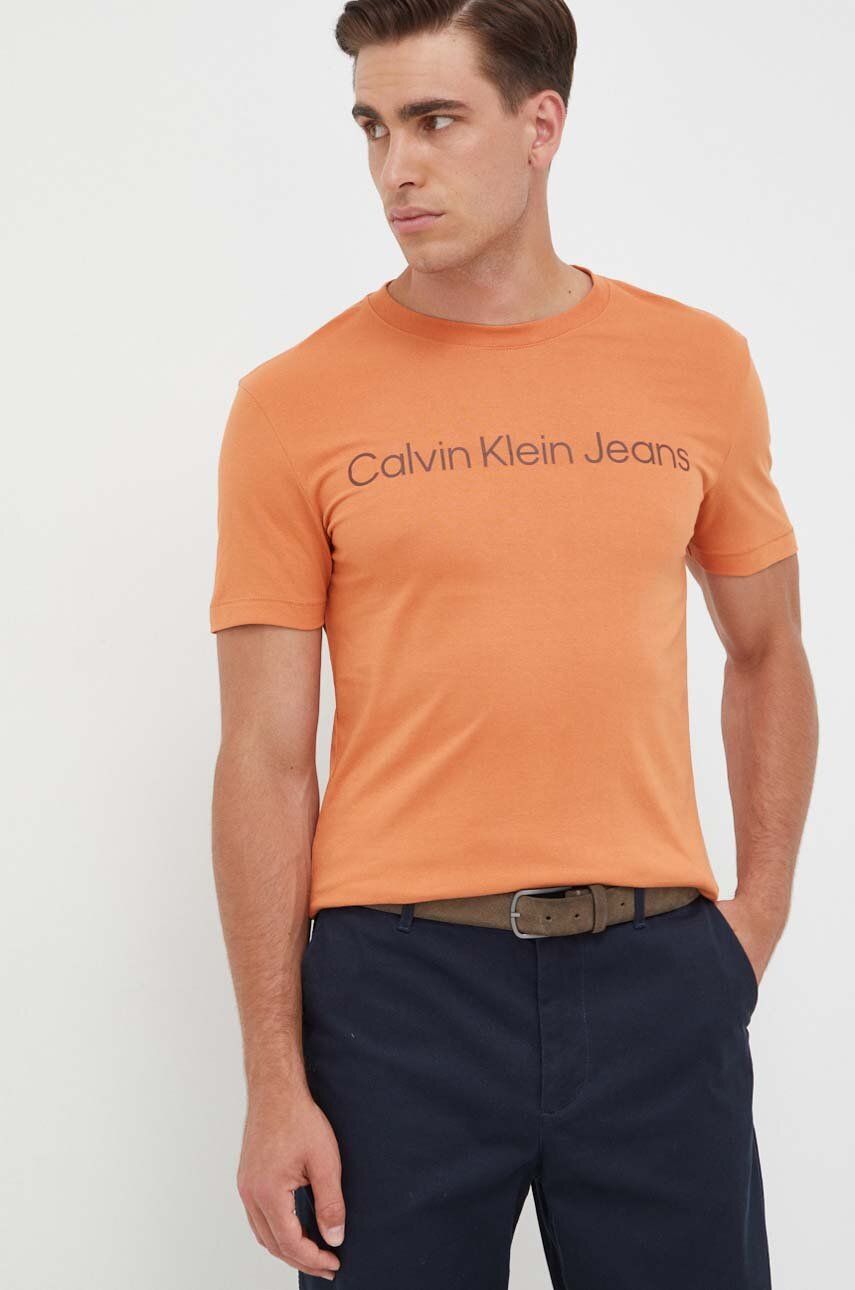 Levně Bavlněné tričko Calvin Klein Jeans oranžová barva, s potiskem, J30J322344