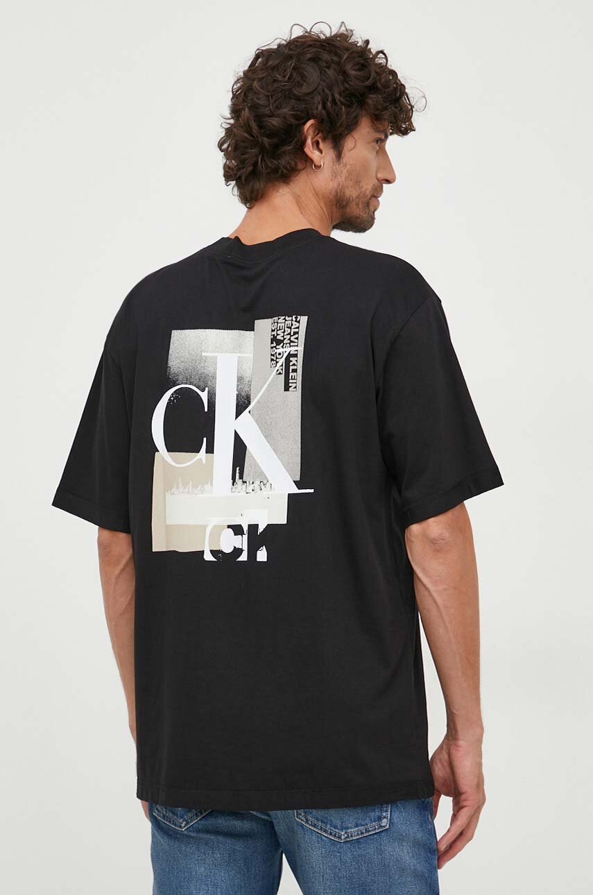 

Памучна тениска Calvin Klein Jeans в черно с принт, Черен