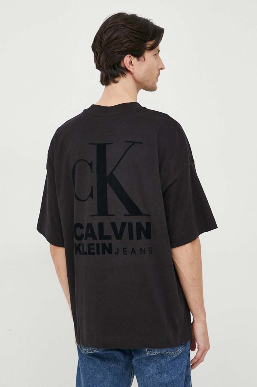 

Памучна тениска Calvin Klein Jeans в черно с апликация, Черен