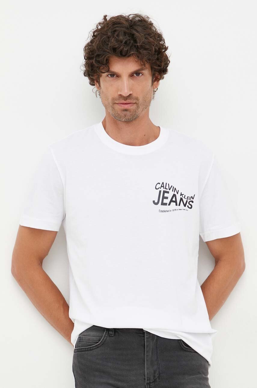 

Памучна тениска Calvin Klein Jeans в бяло с принт, Бял