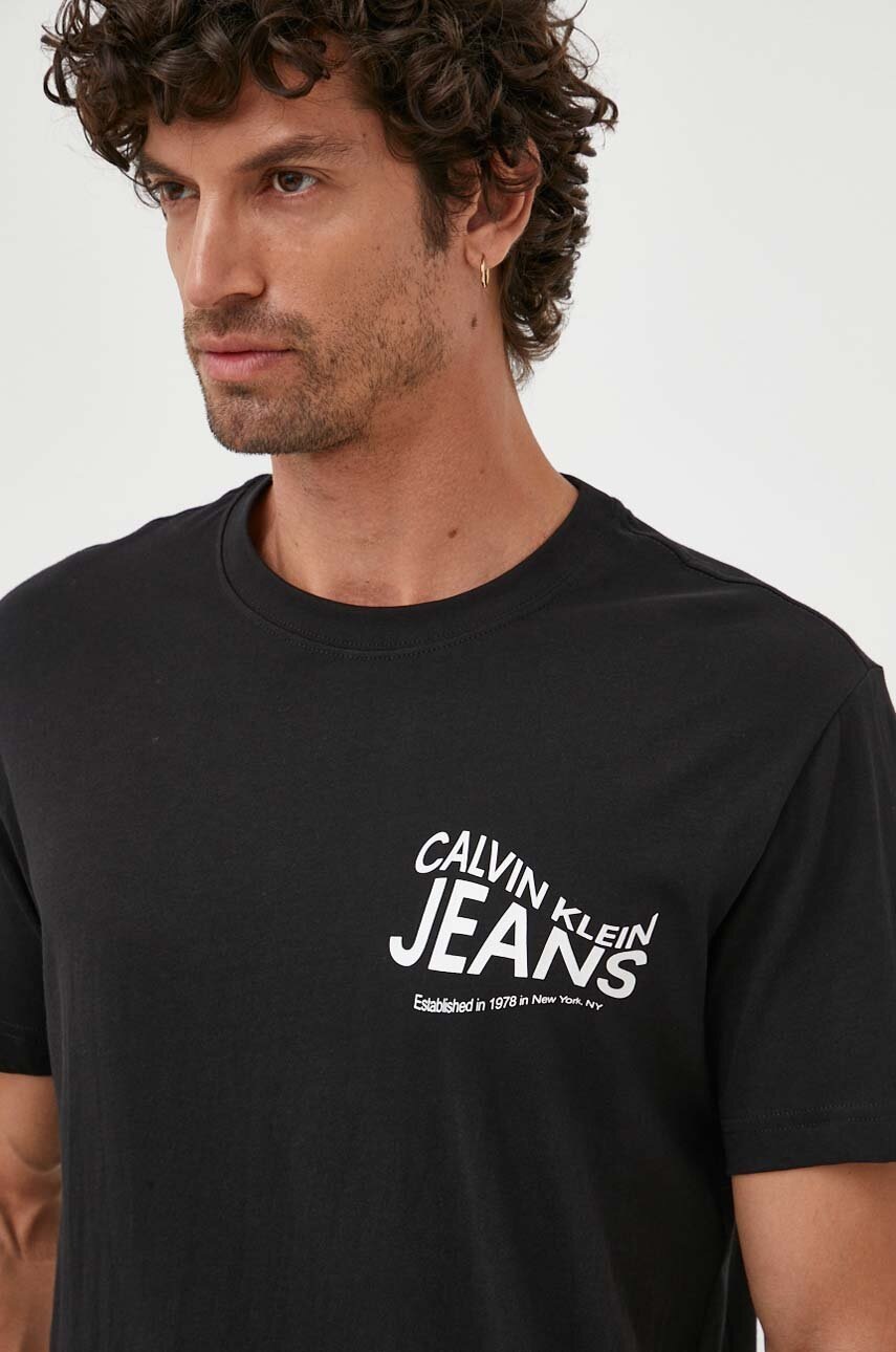 

Памучна тениска Calvin Klein Jeans в черно с принт, Черен