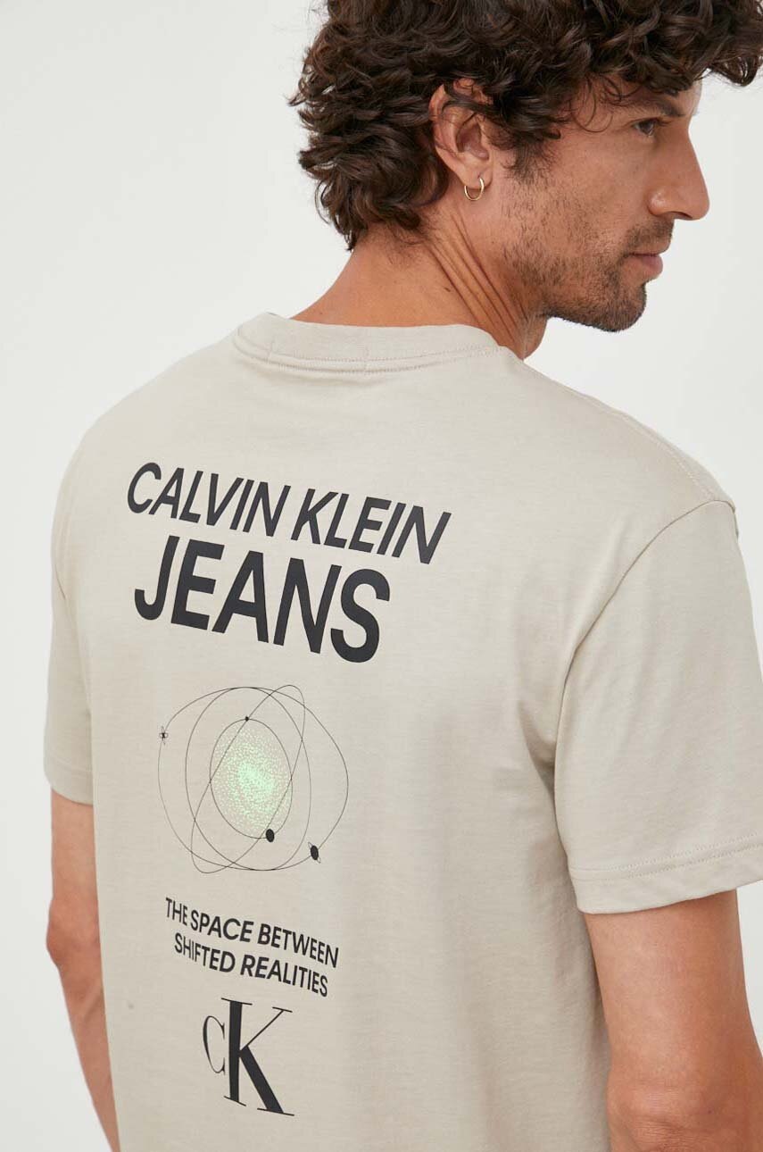 

Памучна тениска Calvin Klein Jeans в бежово с принт, Бежов