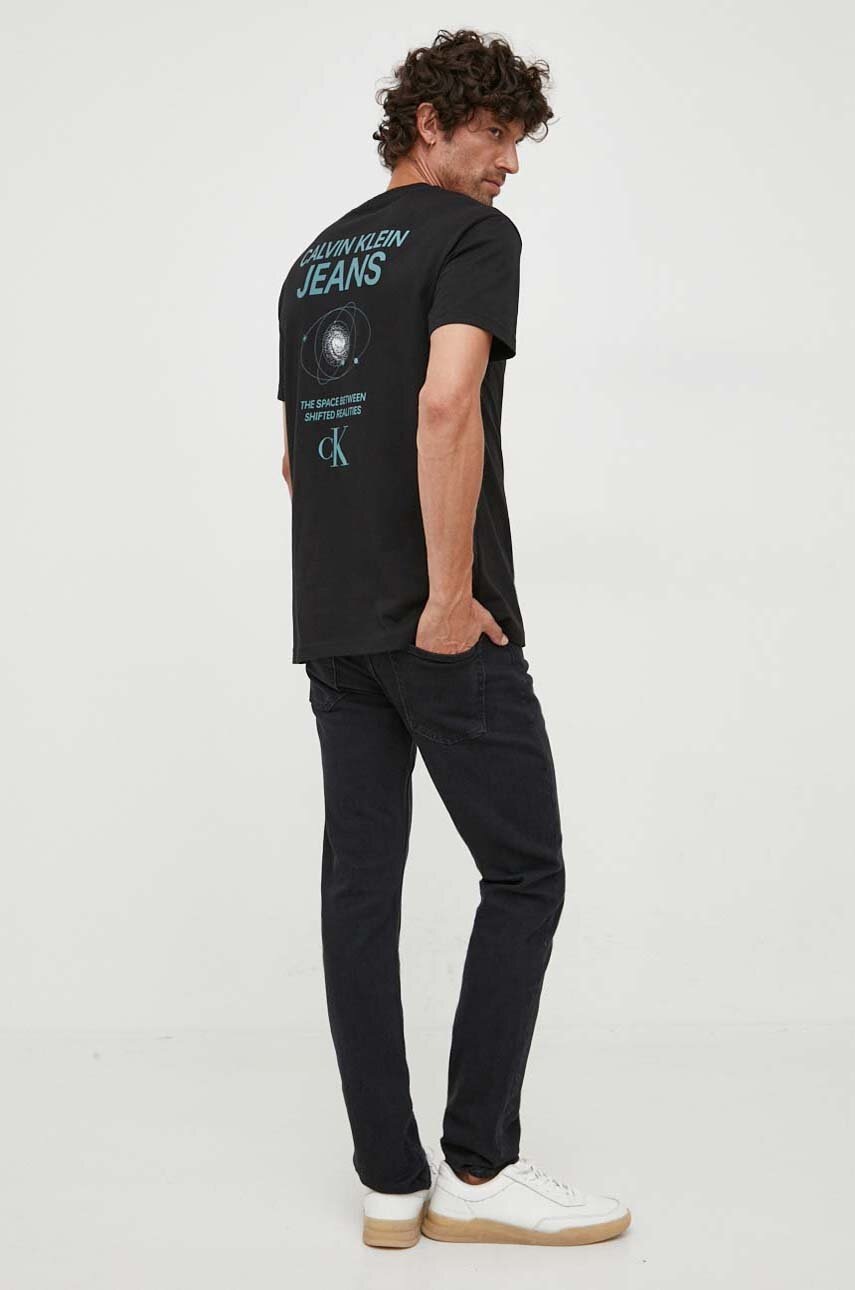 

Памучна тениска Calvin Klein Jeans в черно с принт, Черен