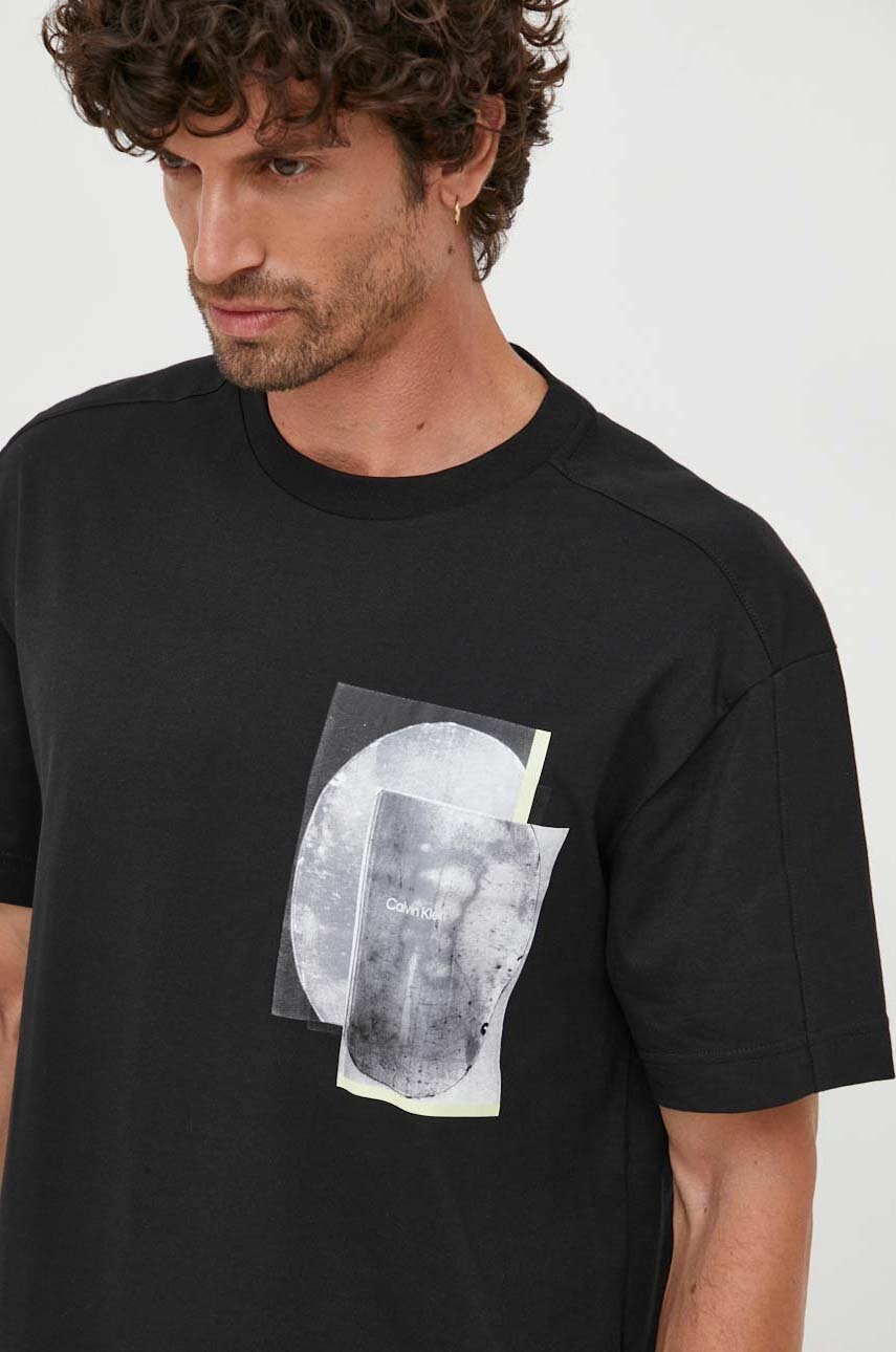 

Памучна тениска Calvin Klein в черно с принт, Черен