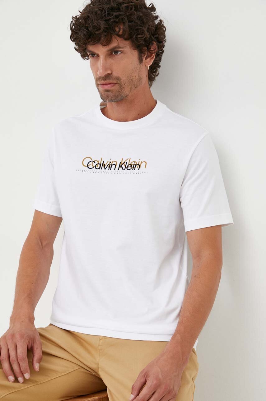 

Памучна тениска Calvin Klein в бяло с принт, Бял