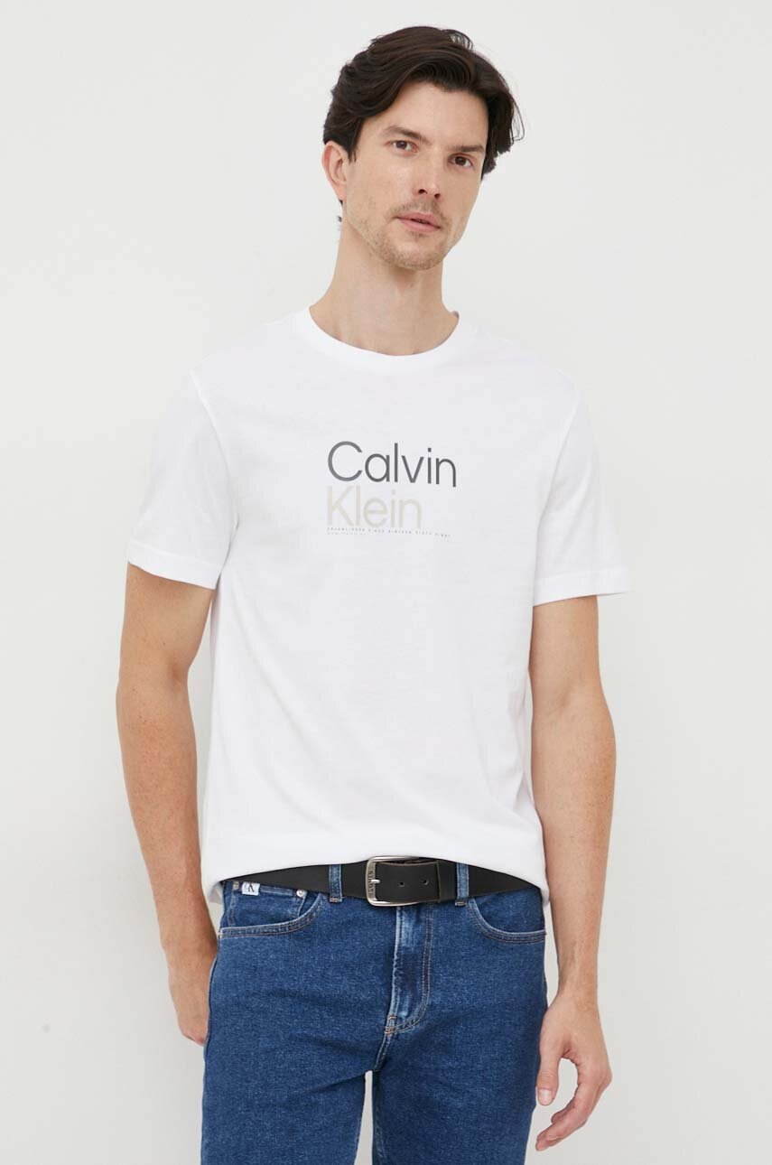 

Памучна тениска Calvin Klein в бяло с принт, Бял