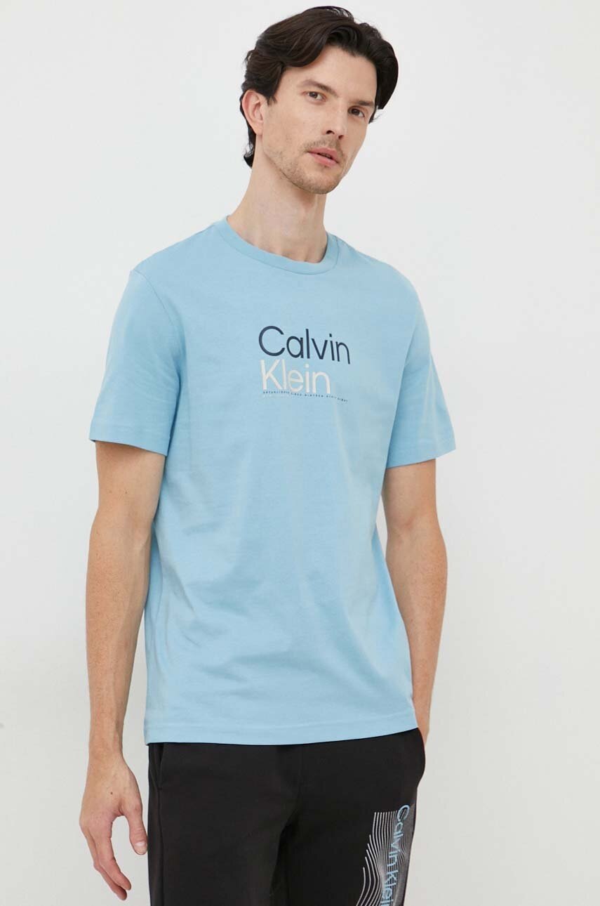 

Памучна тениска Calvin Klein в синьо с принт, Син