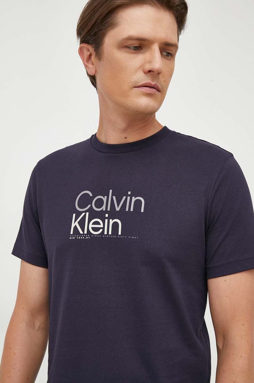 Bavlněné tričko Calvin Klein tmavomodrá barva, s potiskem - námořnická modř -  100 % Bavlna