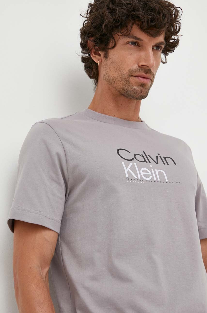 

Памучна тениска Calvin Klein в сиво с принт, Сив