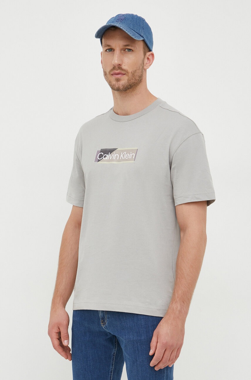 

Памучна тениска Calvin Klein в сиво с принт, Сив