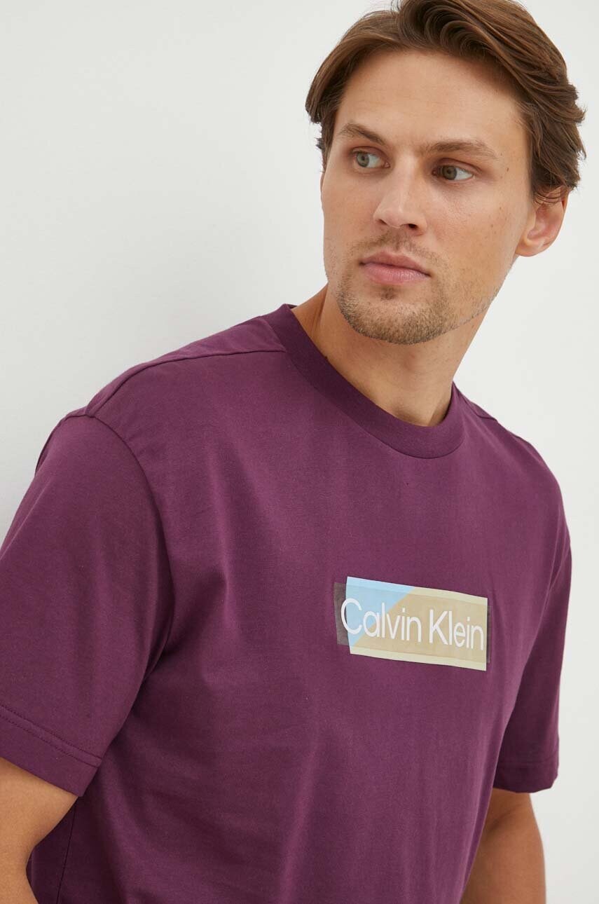 

Памучна тениска Calvin Klein в лилаво с принт, Виолетов