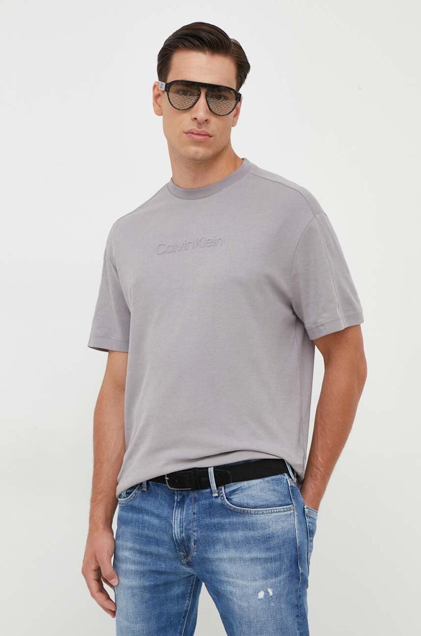 

Памучна тениска Calvin Klein в сиво с изчистен дизайн, Сив