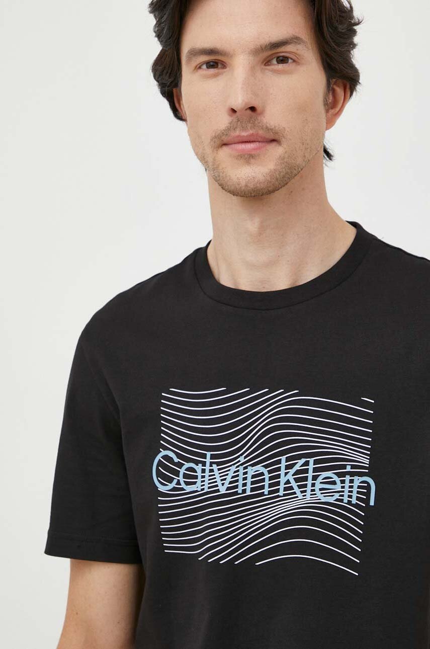 

Памучна тениска Calvin Klein в черно с принт, Черен