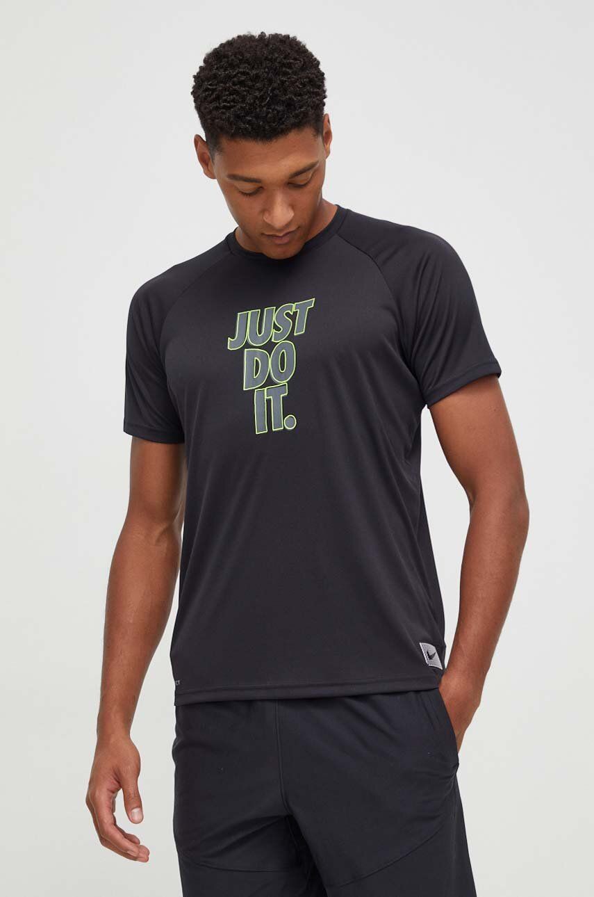 Levně Tréninkové tričko Nike černá barva, s potiskem