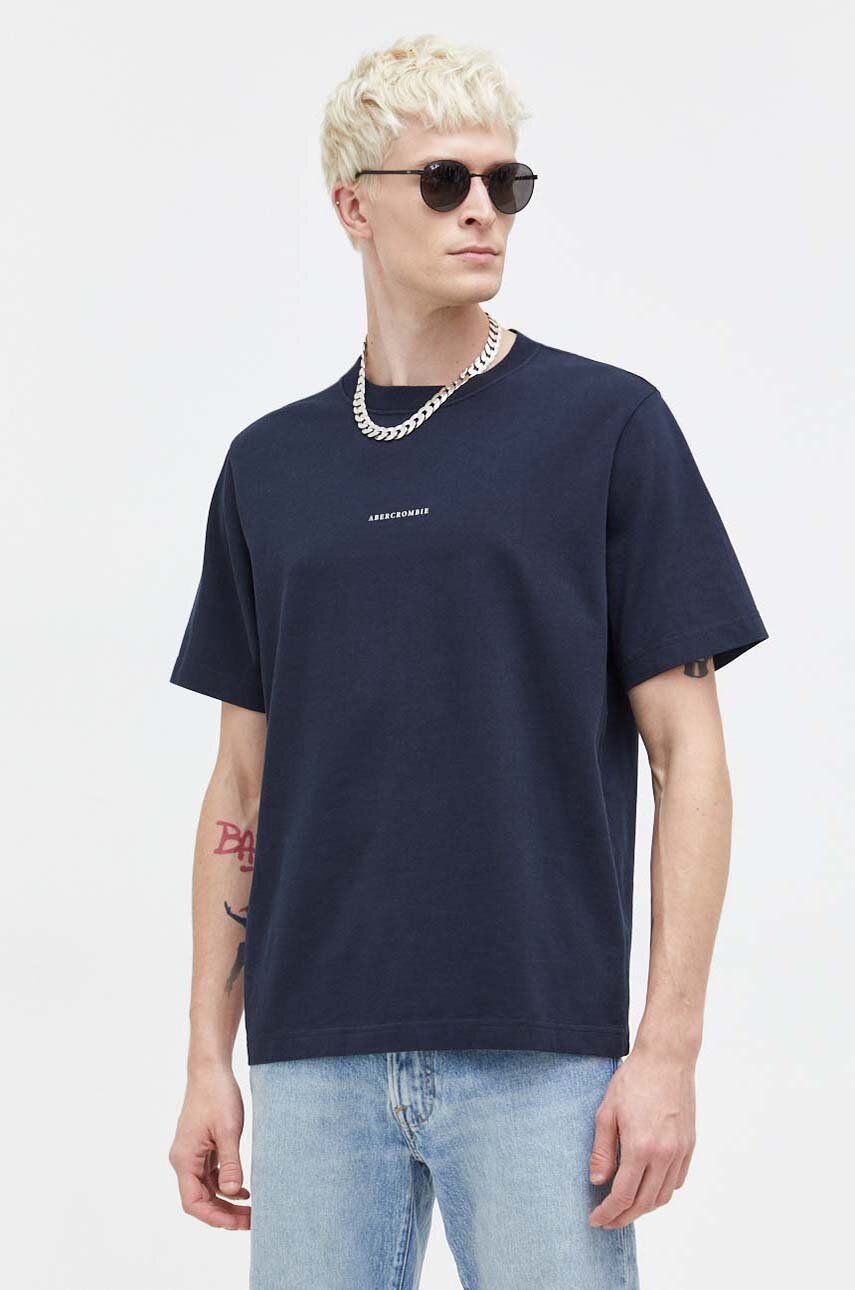 Bavlněné tričko Abercrombie & Fitch tmavomodrá barva, s potiskem - námořnická modř - 100 % Bavlna