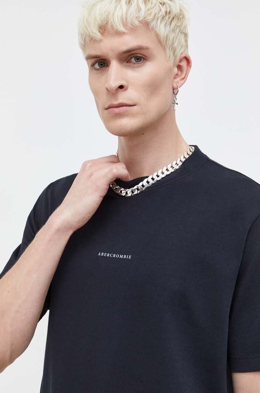 

Памучна тениска Abercrombie & Fitch в черно с принт, Черен