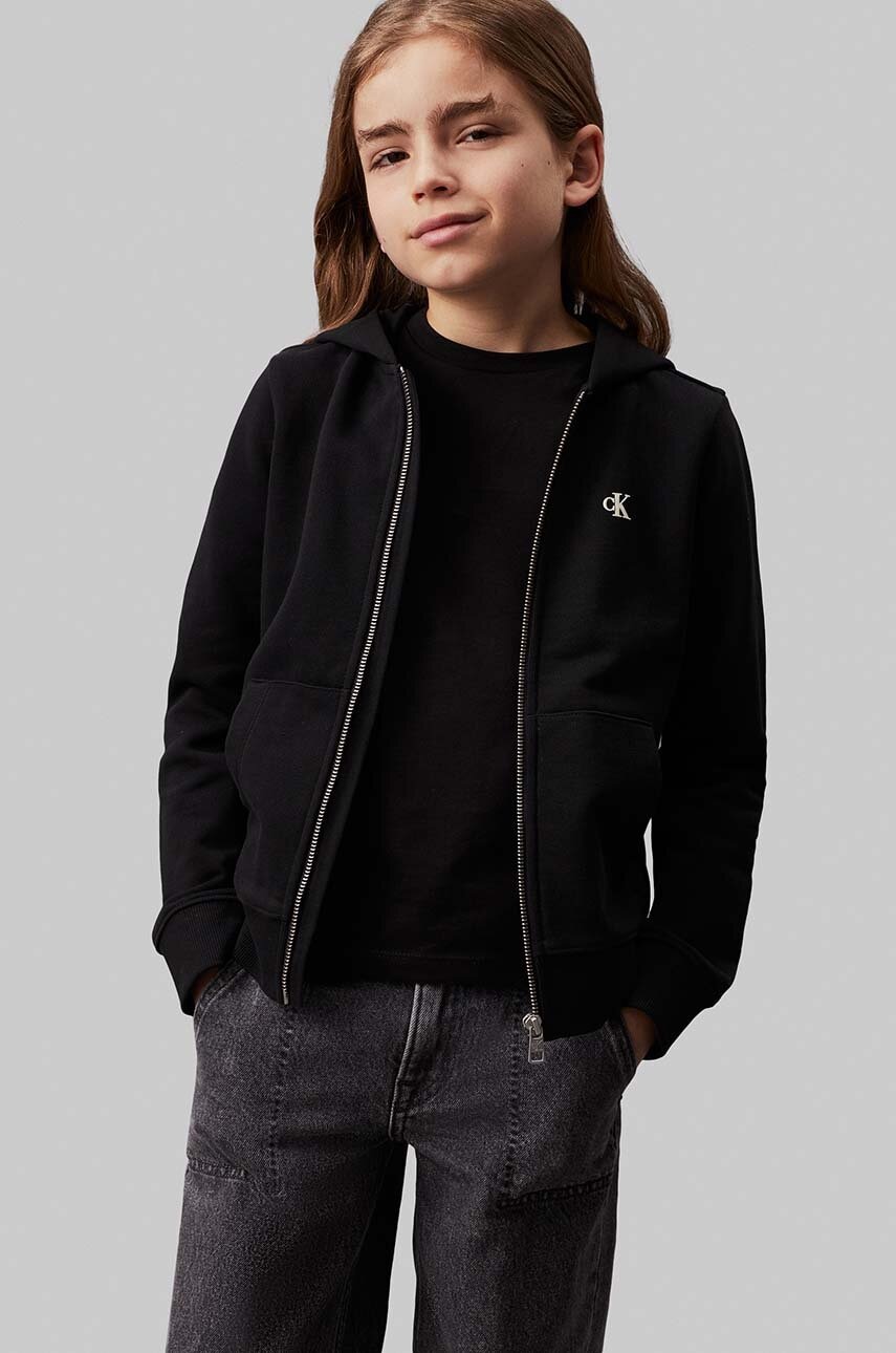 

Детски памучен суичър Calvin Klein Jeans в черно с качулка с принт IB0IB02131, Черен