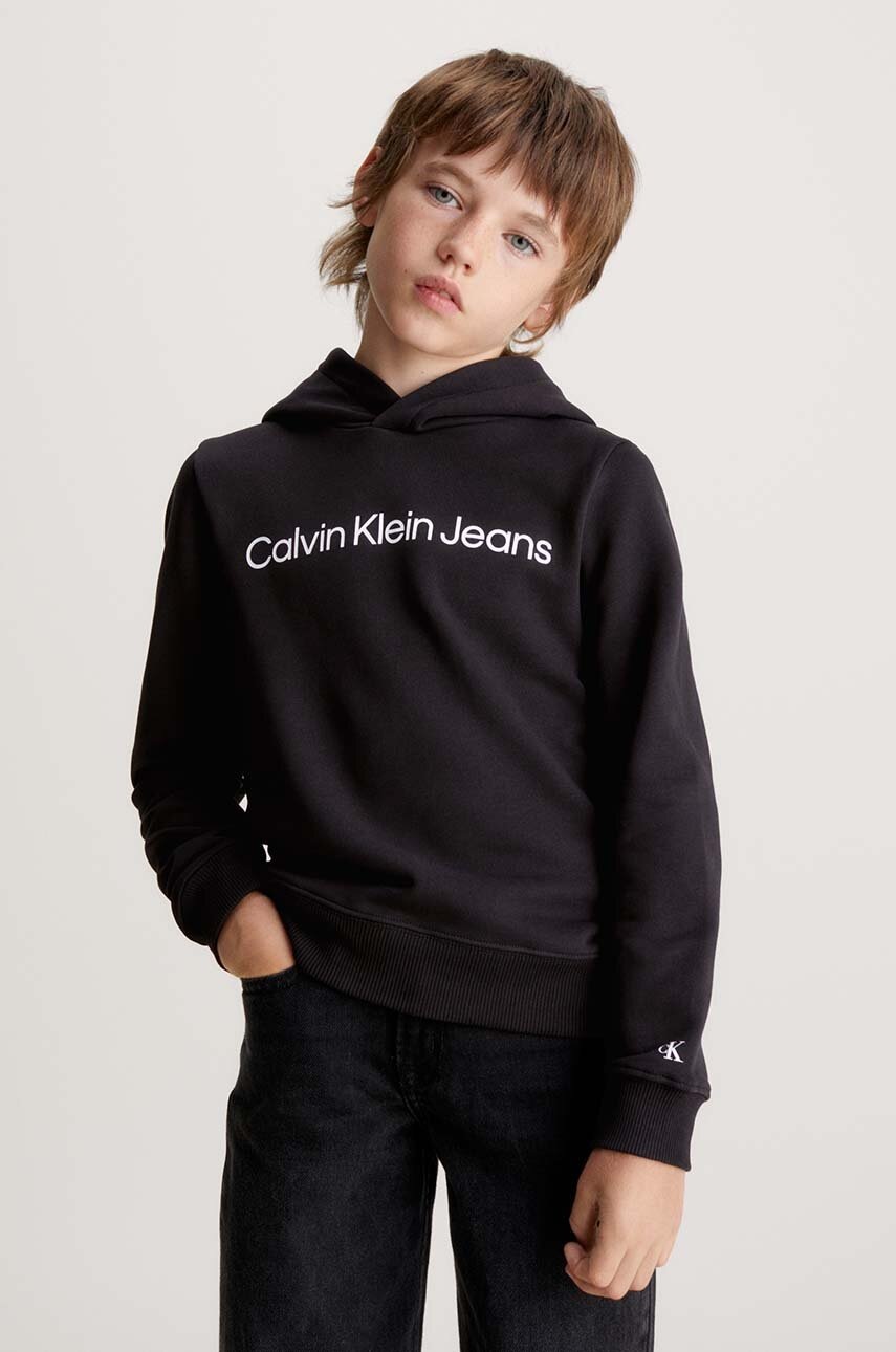

Детски памучен суичър Calvin Klein Jeans в черно с качулка с принт IU0IU00601, Черен
