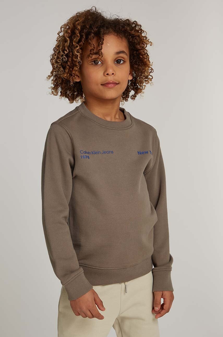 

Детски памучен суичър Calvin Klein Jeans в кафяво с принт IB0IB02212, Кафяв