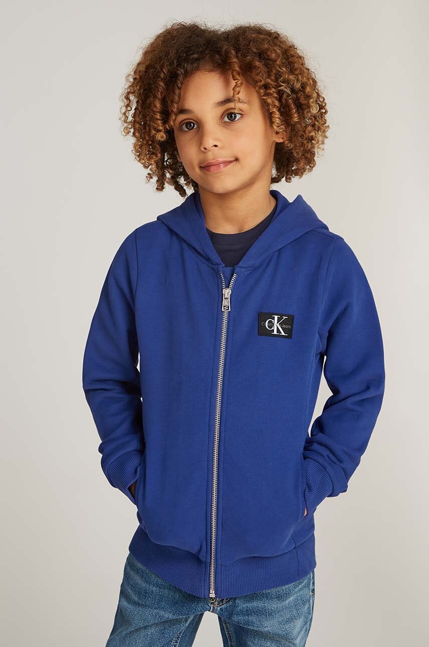 

Детски памучен суичър Calvin Klein Jeans в синьо с качулка с апликация IB0IB02213, Син