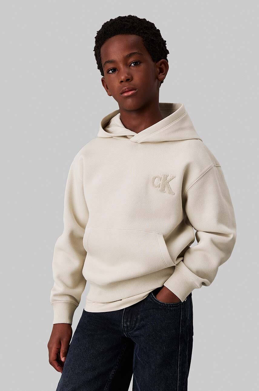 

Детски суичър Calvin Klein Jeans в бежово с качулка с апликация IB0IB02216, Бежов