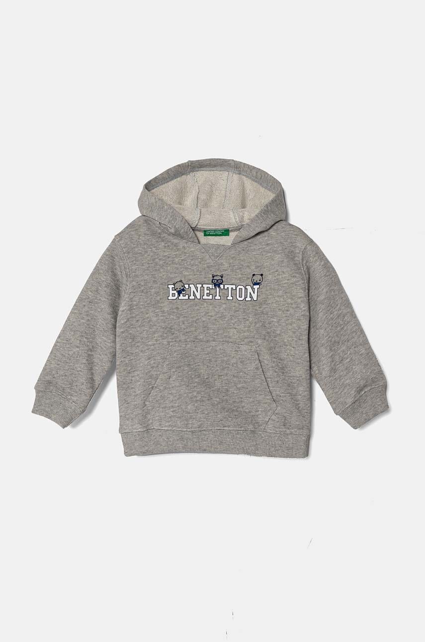 United Colors of Benetton hanorac de bumbac pentru copii culoarea gri, cu glugă, cu imprimeu, 3J68G200Q