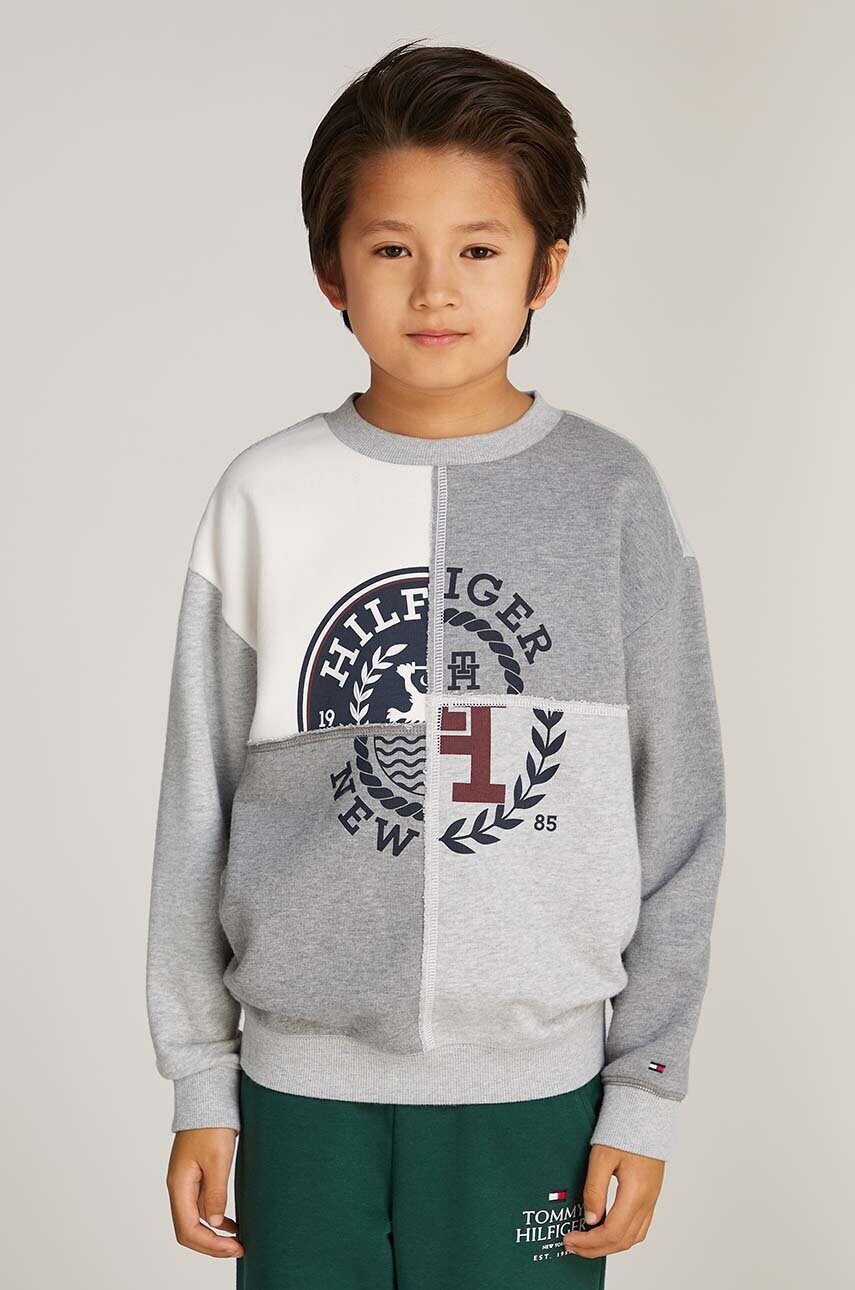Levně Dětská mikina Tommy Hilfiger šedá barva, s potiskem, KB0KB09380
