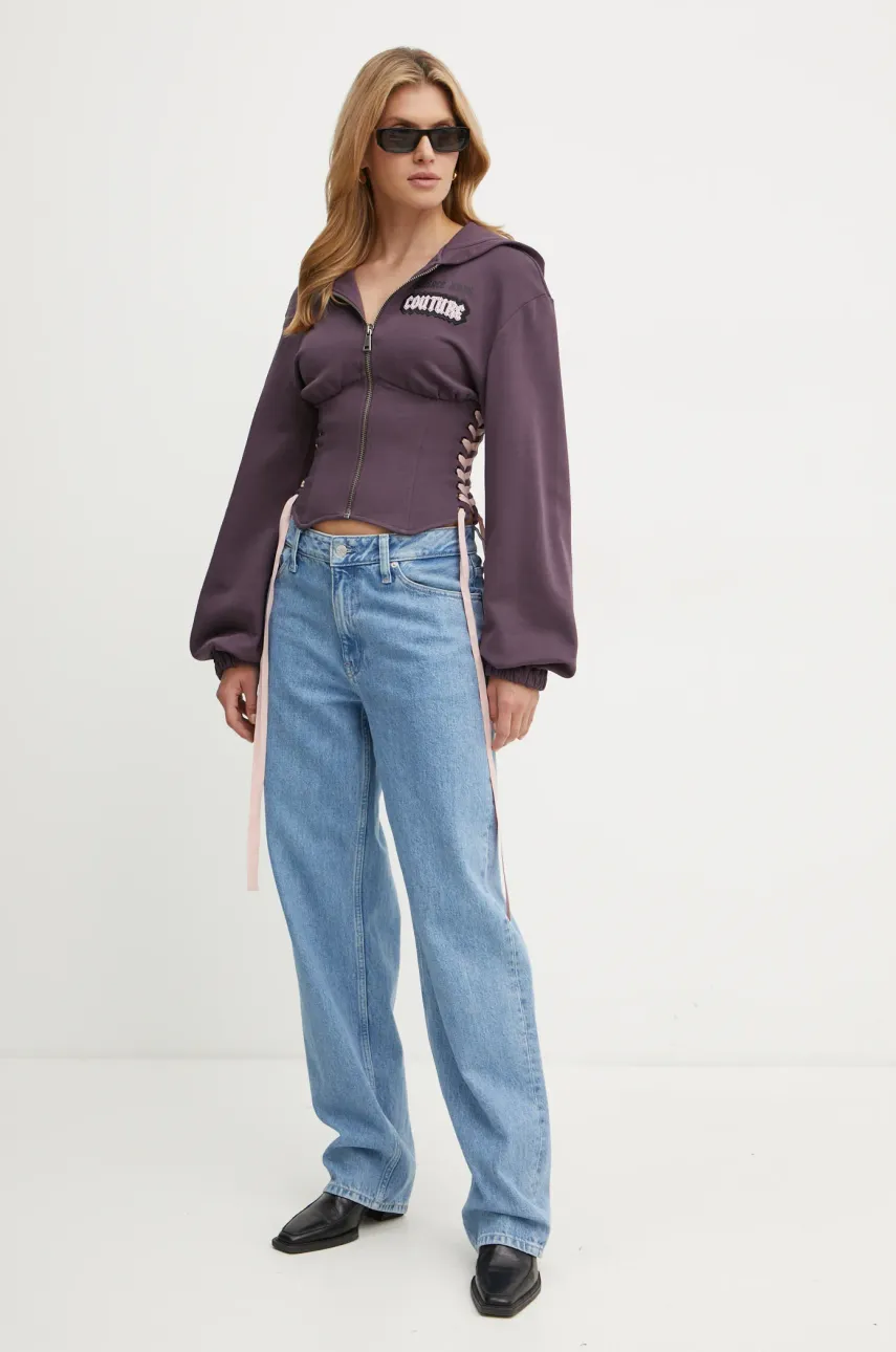 Хлопковая кофта Versace Jeans Couture женская цвет фиолетовый с капюшоном с принтом 77HAI304 F0010 Хлопковая кофта Versace Jeans Couture женская цвет фиолетовый с капюшоном с принтом 77HAI304 F0010