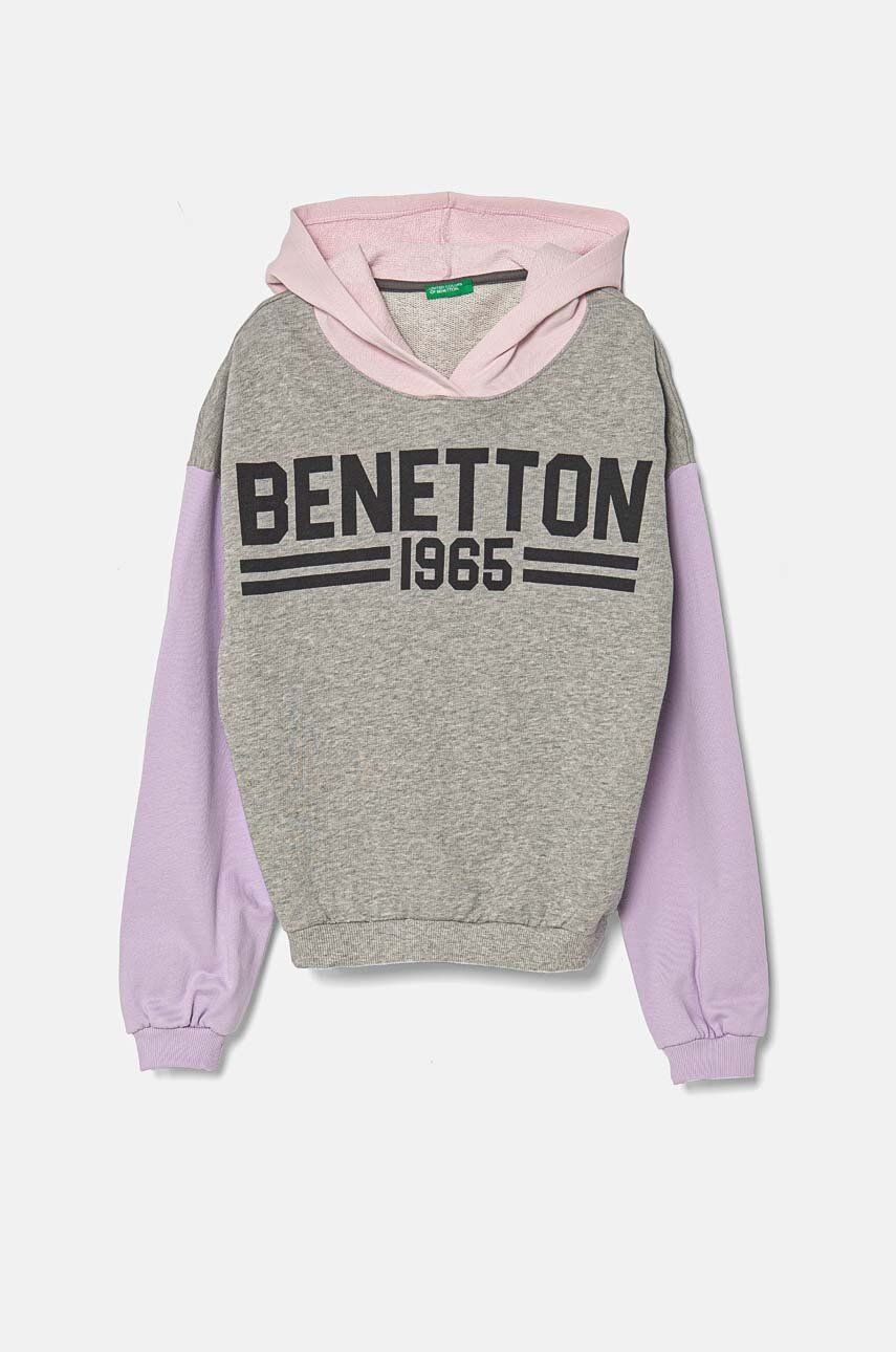 United Colors of Benetton hanorac de bumbac pentru copii culoarea gri, cu glugă, cu imprimeu, 3J68C203Q