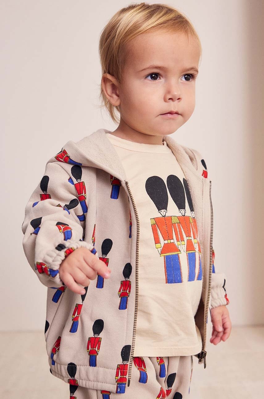 Bobo Choses hanorac de bumbac pentru bebelusi Little Tin Soldier culoarea bej, cu glugă, modelator, 224AB043 Bobo Choses hanorac de bumbac pentru bebelusi Little Tin Soldier culoarea bej, cu glugă, modelator, 224AB043