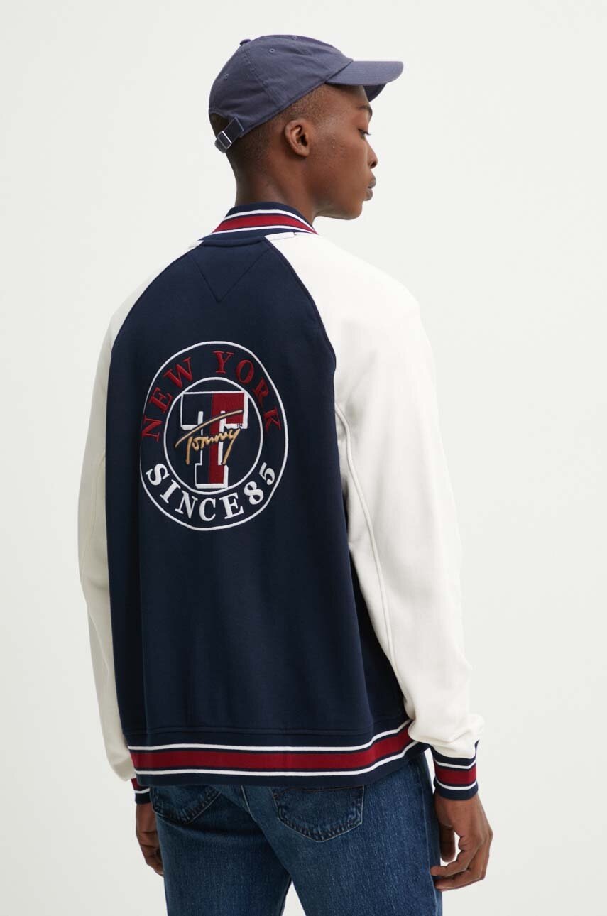 

Памучен суичър Tommy Jeans в тъмносиньо с десен DM0DM19237, Тъмносин