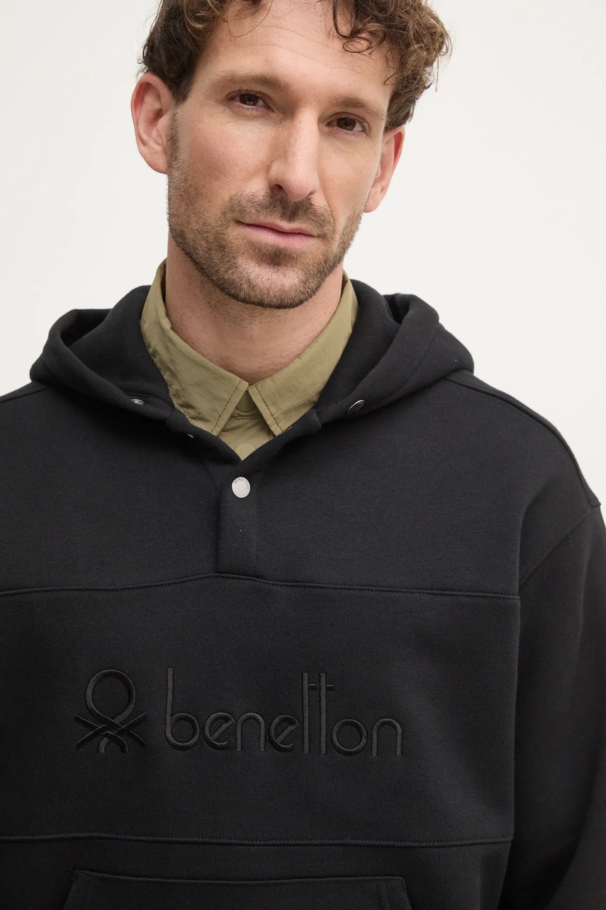Кофта United Colors of Benetton чоловіча колір чорний з капюшоном з аплікацією 3VVUU201P 