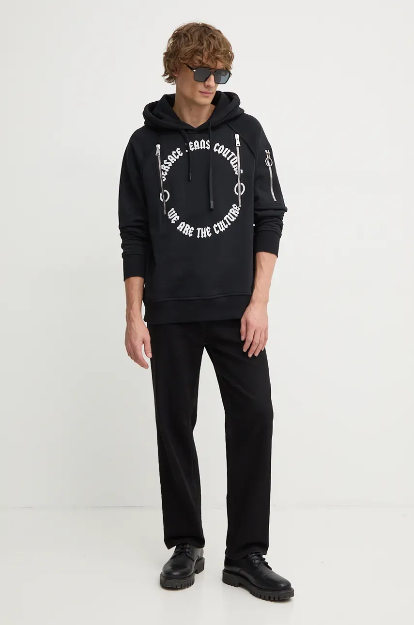 Хлопковая кофта Versace Jeans Couture мужская цвет чёрный с капюшоном с принтом 77GAIE06 CF02E Хлопковая кофта Versace Jeans Couture мужская цвет чёрный с капюшоном с принтом 77GAIE06 CF02E