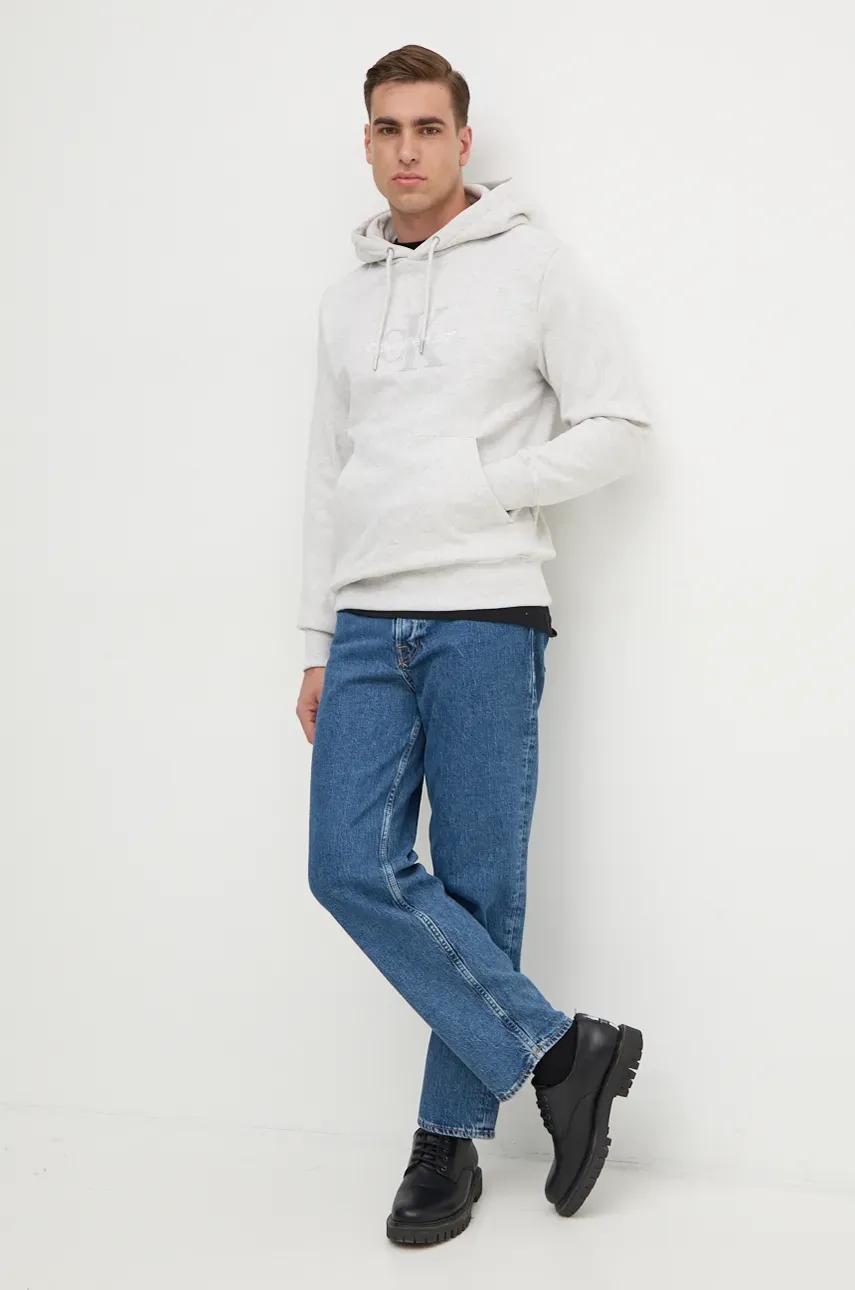 Хлопковая кофта Calvin Klein Jeans мужская цвет серый с капюшоном с аппликацией J30J326637 Хлопковая кофта Calvin Klein Jeans мужская цвет серый с капюшоном с аппликацией J30J326637