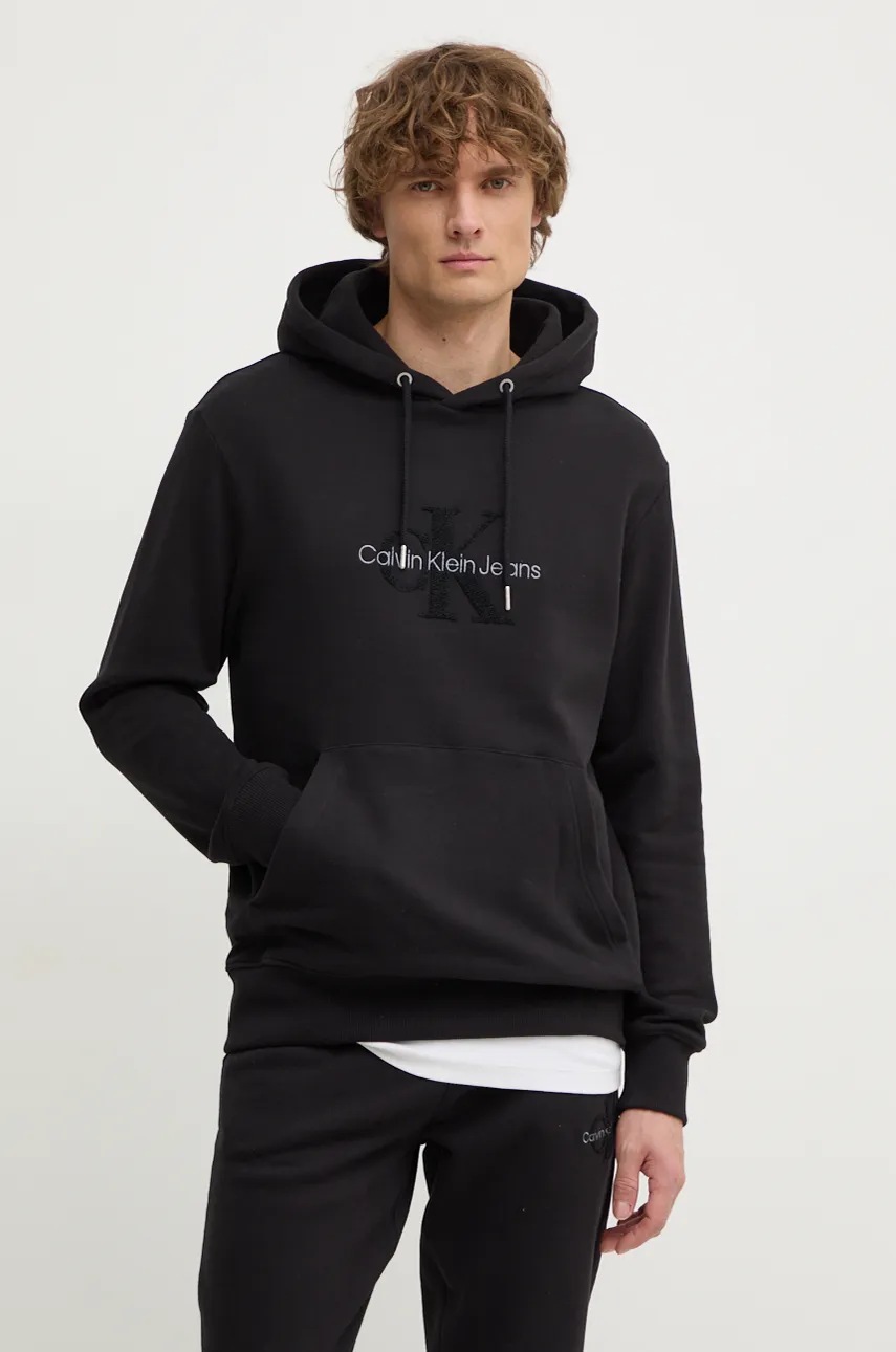 

Памучен суичър Calvin Klein Jeans в черно с качулка с апликация J30J326637, Черен