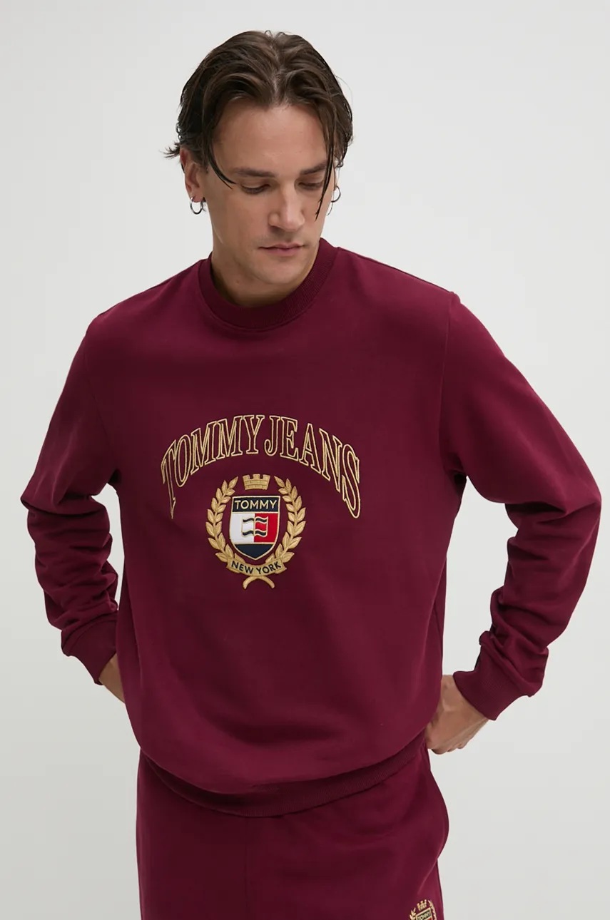 

Памучен суичър Tommy Jeans в бордо с апликация DM0DM19755